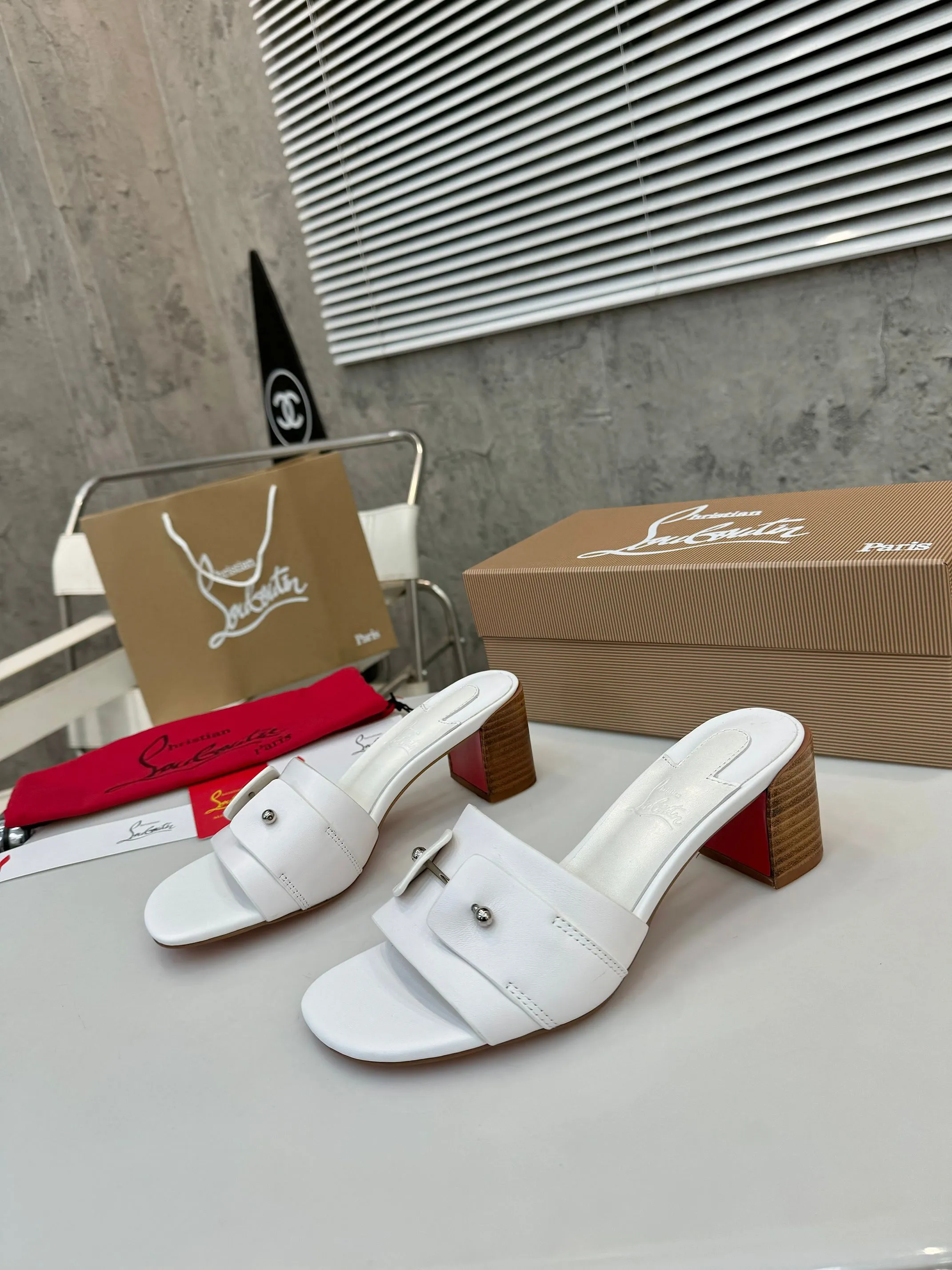 👟👟Ex-factory price 420👟👟 Genuine leather base +40 Top version Purchasing level ⚡③ colors to choose from. Christian Louboutin (CL) logo design is launched this year. The latest catwalk style of red-soled shoes 💥abbreviated as CL. This year's T-stage catwalk style of red-soled shoes👠 has a fresh and refreshing feel, and is perfect on the feet. 💃elegant and crystal clear. All accessories, materials and patterns are all customized at the original 1:1, zero distance from the original version. 1⃣ Upper: cowhide + unique logo 2⃣ Inner: sheepskin 3⃣Outsole: Original one-to-one molded genuine leather rubber non-slip two-color label outsole 4⃣🔺Original packaging 5⃣Number of yards: 35-42 (refundable or exchangeable if ordering 42)